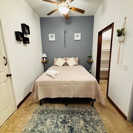 Tropical Studio In Sunset Villas, West End